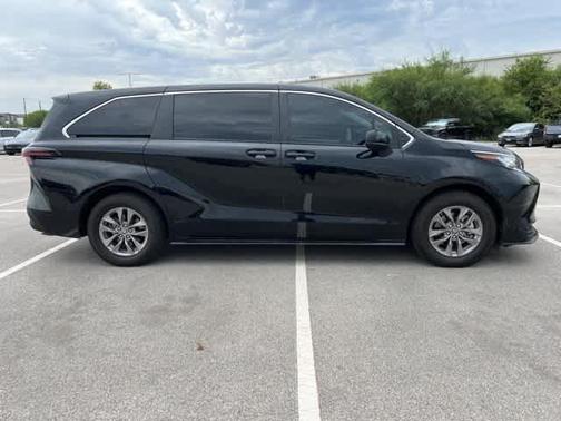 2023 Toyota Sienna LE