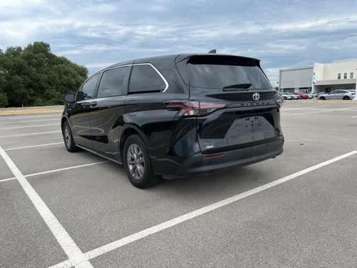 2023 Toyota Sienna LE