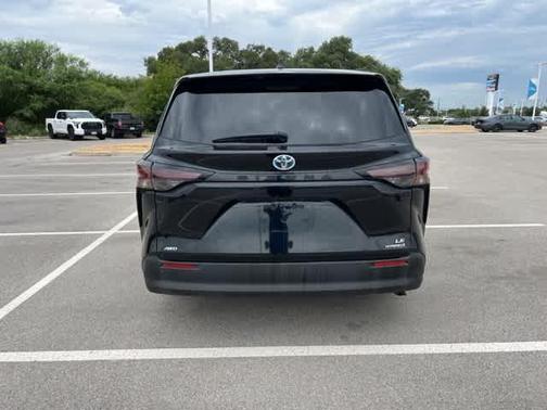 2023 Toyota Sienna LE