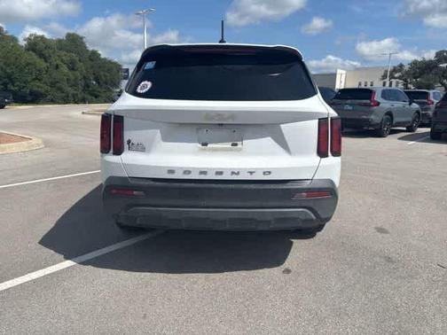 Glacial White Pearl 2022 Kia Sorento LX
