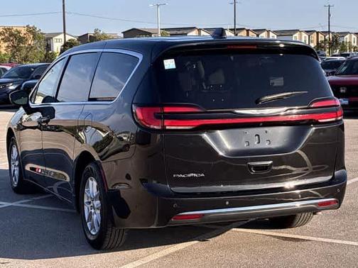 Brilliant Black Crystal Pearlcoat 2023 Chrysler Pacifica Touring-L
