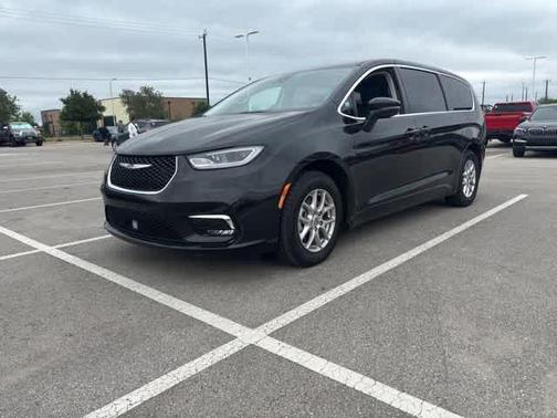 Brilliant Black Crystal Pearlcoat 2023 Chrysler Pacifica Touring-L