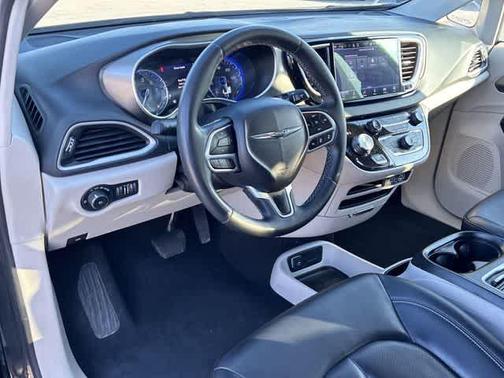 Brilliant Black Crystal Pearlcoat 2023 Chrysler Pacifica Touring-L
