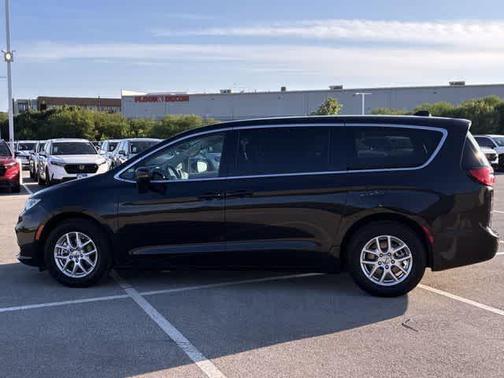 Brilliant Black Crystal Pearlcoat 2023 Chrysler Pacifica Touring-L