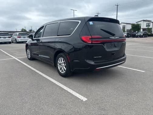 Brilliant Black Crystal Pearlcoat 2023 Chrysler Pacifica Touring-L
