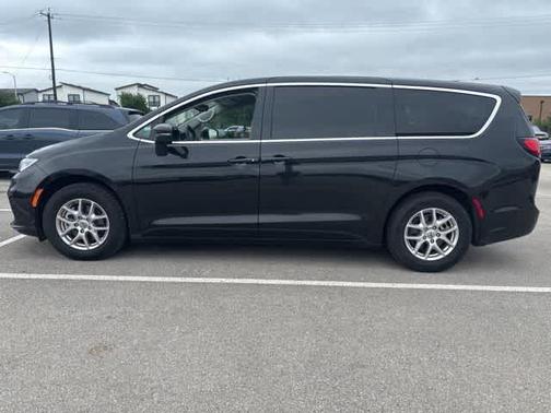 Brilliant Black Crystal Pearlcoat 2023 Chrysler Pacifica Touring-L