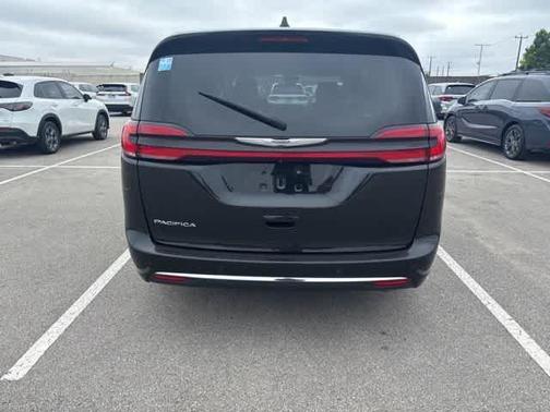 Brilliant Black Crystal Pearlcoat 2023 Chrysler Pacifica Touring-L