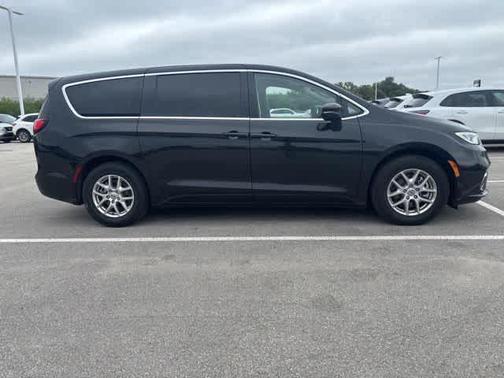 Brilliant Black Crystal Pearlcoat 2023 Chrysler Pacifica Touring-L