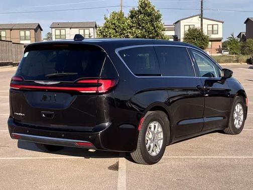 Brilliant Black Crystal Pearlcoat 2023 Chrysler Pacifica Touring-L