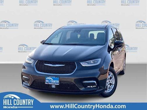 Brilliant Black Crystal Pearlcoat 2023 Chrysler Pacifica Touring-L
