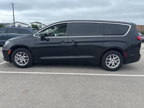 Brilliant Black Crystal Pearlcoat 2023 Chrysler Pacifica Touring-L