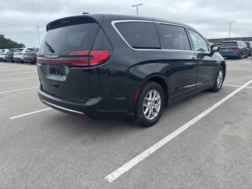 Brilliant Black Crystal Pearlcoat 2023 Chrysler Pacifica Touring-L