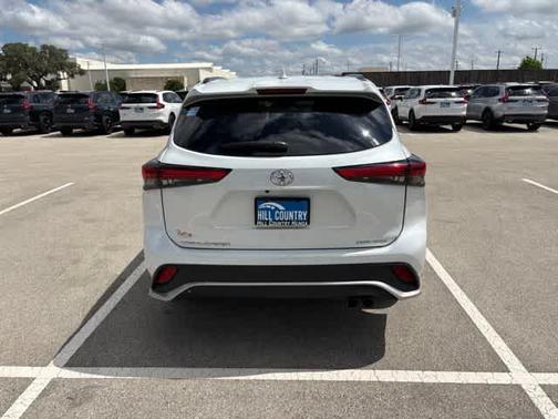 Wind Chill Pearl 2022 Toyota Highlander XSE