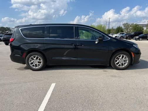 2023 Chrysler Pacifica Touring-L