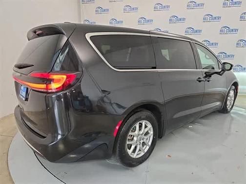 2023 Chrysler Pacifica Touring-L