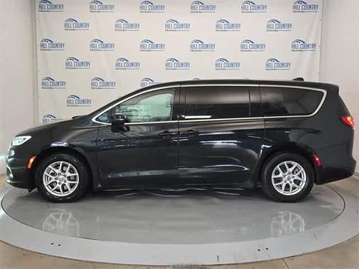 2023 Chrysler Pacifica Touring-L