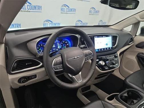 2023 Chrysler Pacifica Touring-L