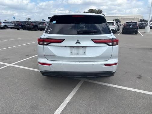 2022 Mitsubishi Outlander ES