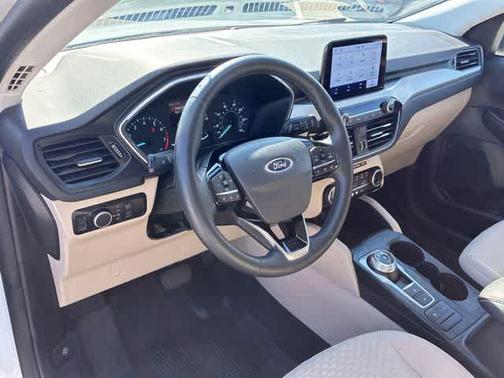 Star White 2022 Ford Escape SE