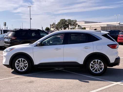 Star White 2022 Ford Escape SE