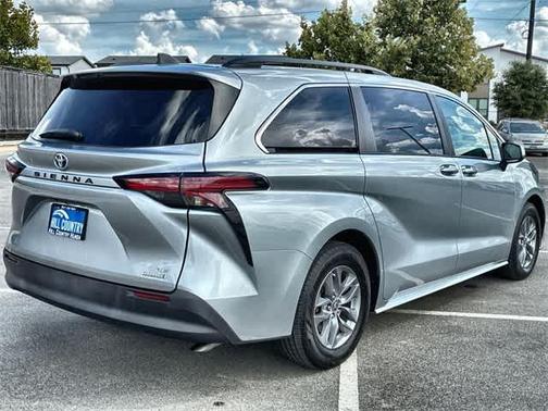 2022 Toyota Sienna LE