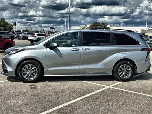 2022 Toyota Sienna LE
