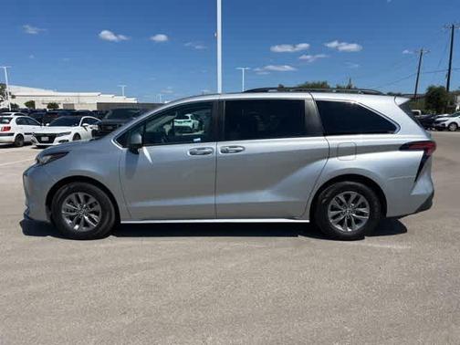 2022 Toyota Sienna LE