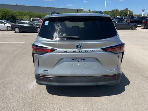 2022 Toyota Sienna LE
