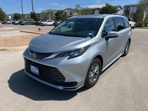 2022 Toyota Sienna LE