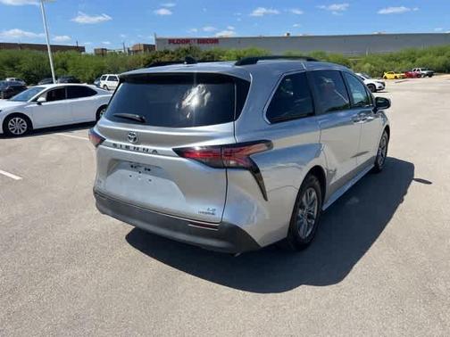 2022 Toyota Sienna LE