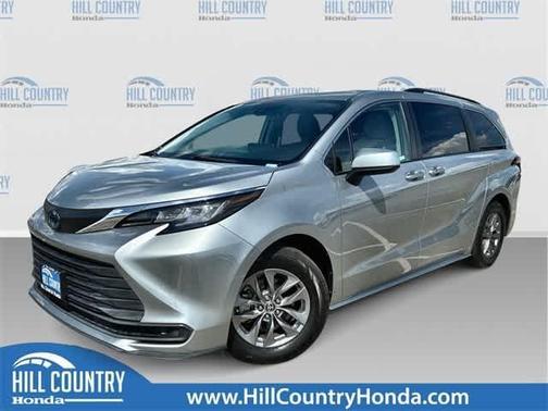 2022 Toyota Sienna LE