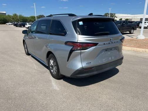 2022 Toyota Sienna LE