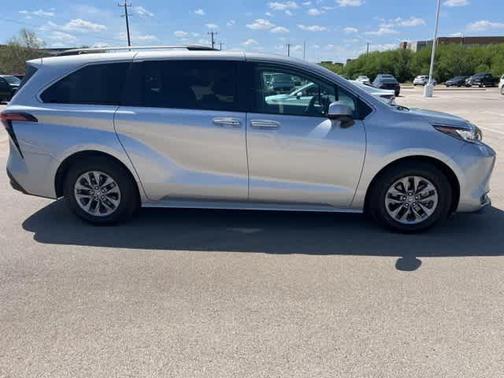 2022 Toyota Sienna LE
