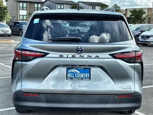 2022 Toyota Sienna LE