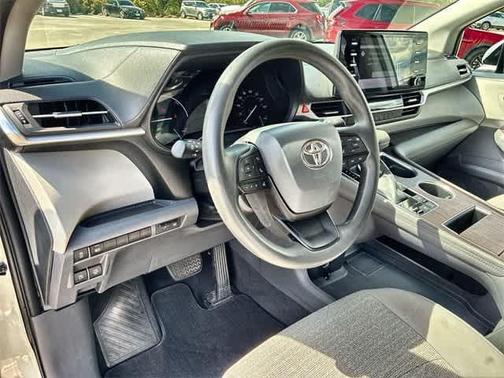 2022 Toyota Sienna LE