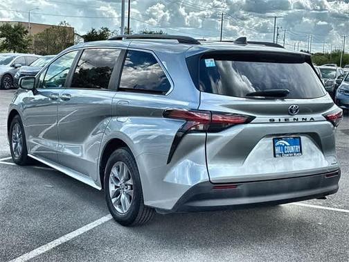 2022 Toyota Sienna LE