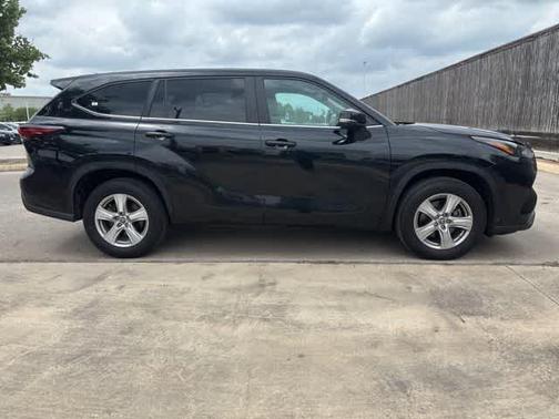 Midnight Black Metallic 2024 Toyota Highlander LE