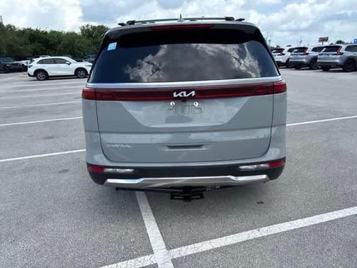 Ceramic Silver 2024 Kia Carnival SX