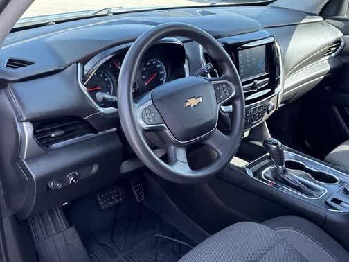 Silver Ice Metallic 2018 Chevrolet Traverse LS