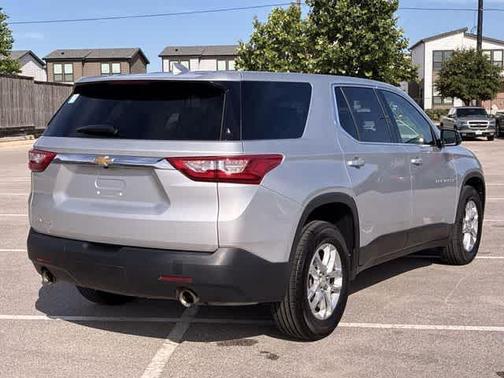 Silver Ice Metallic 2018 Chevrolet Traverse LS