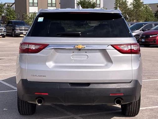 Silver Ice Metallic 2018 Chevrolet Traverse LS