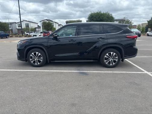Midnight Black Metallic 2020 Toyota Highlander XLE