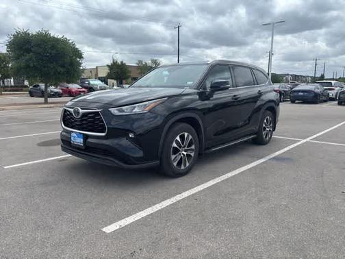 Midnight Black Metallic 2020 Toyota Highlander XLE