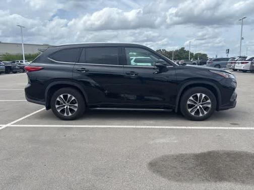 Midnight Black Metallic 2020 Toyota Highlander XLE