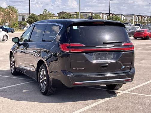 Brilliant Black Crystal Pearlcoat 2023 Chrysler Pacifica Hybrid Touring L