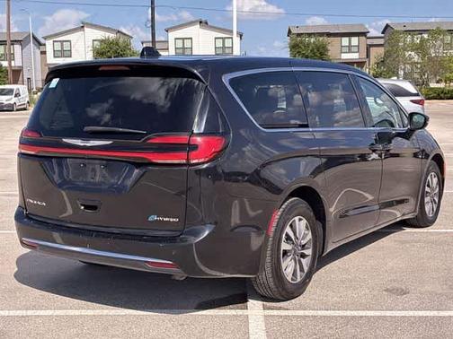 Brilliant Black Crystal Pearlcoat 2023 Chrysler Pacifica Hybrid Touring L