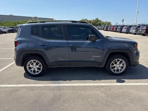 Slate Blue Pearlcoat 2022 Jeep Renegade Latitude
