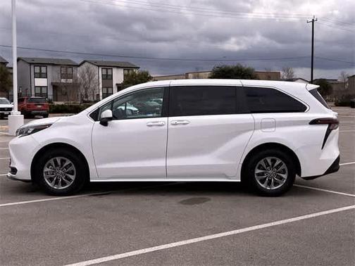 2025 Toyota Sienna LE