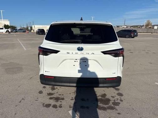 2025 Toyota Sienna LE