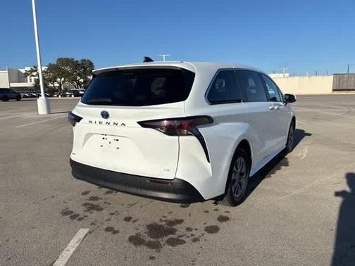 2025 Toyota Sienna LE